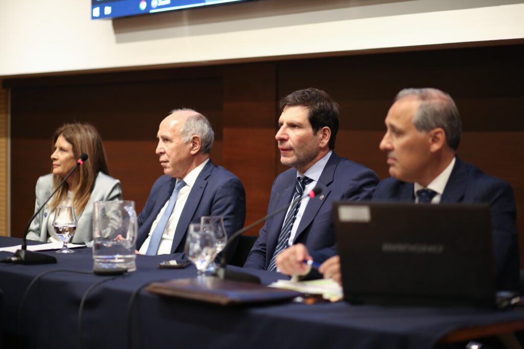 La presidenta de la Asociación de Magistrados, Silvana María Chiapero; el Ministro de la Corte Suprema de Justicia de la Nación, Ricardo Lorenzetti; el presidente del Colegio de Abogados de Córdoba, Eduardo Bittar; y el decano del Ilustre Colegio de la Abogacía de Madrid, Eugenio Ribón Seisdedos, durante la apertura de las Jornadas Académicas “A 10 años del Código Civil y Comercial de la Nación: Balance y Perspectivas”.